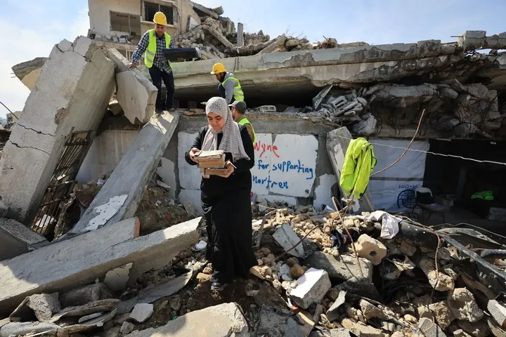 Vullnetarët e Gazës shpëtojnë dorëshkrime të rralla nga Xhamia e Madhe Omari