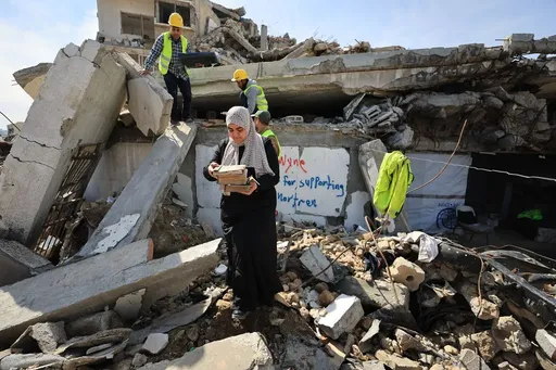 Vullnetarët e Gazës shpëtojnë dorëshkrime të rralla nga Xhamia e Madhe Omari