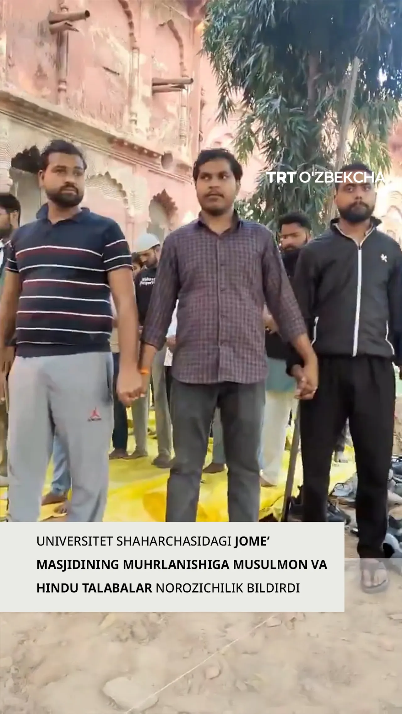 Talabalar muhrlangan jome’ masjidi ortidan inson zanjiri hosil qildi