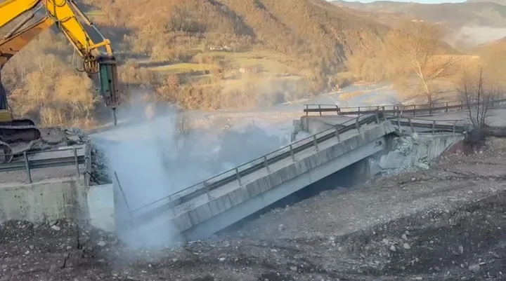 Dëmtimi i aksit rrugor Librazhd-Përrenjas shkakton probleme në qarkullim