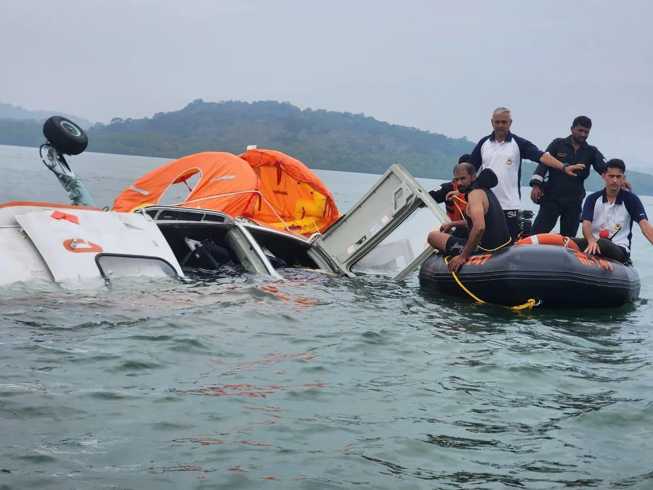 रिपोर्ट के अनुसार, भारत के अंडमान द्वीप समूह के पास हेलीकॉप्टर दुर्घटनाग्रस्त हो गया।