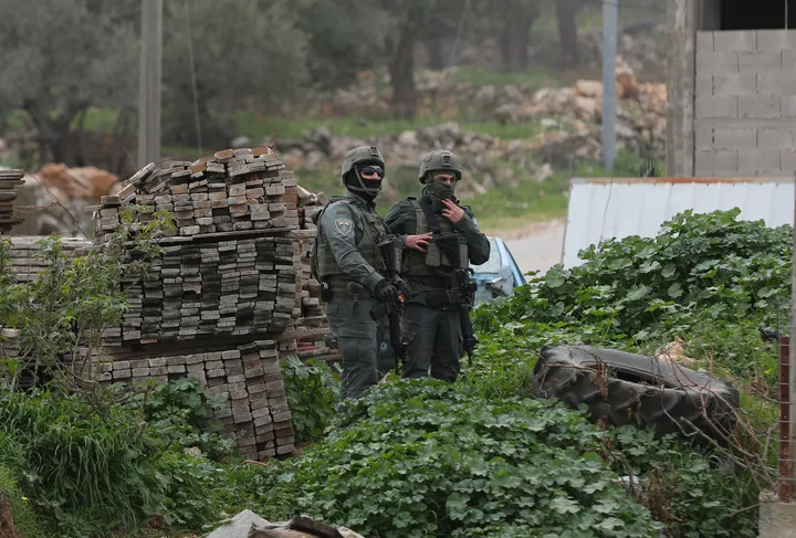 במוחמאס, מתנחלים הרגו אדם אחד ופצעו שניים נוספים; מאות כבשים נגנבו