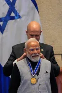 “שלום, נמסטה” מודי מחבק את נתניהו, המבוקש ב-ICC,מגנה את חמאס אך אינו מתייחס להאשמות בדבר רצח עם בעזה