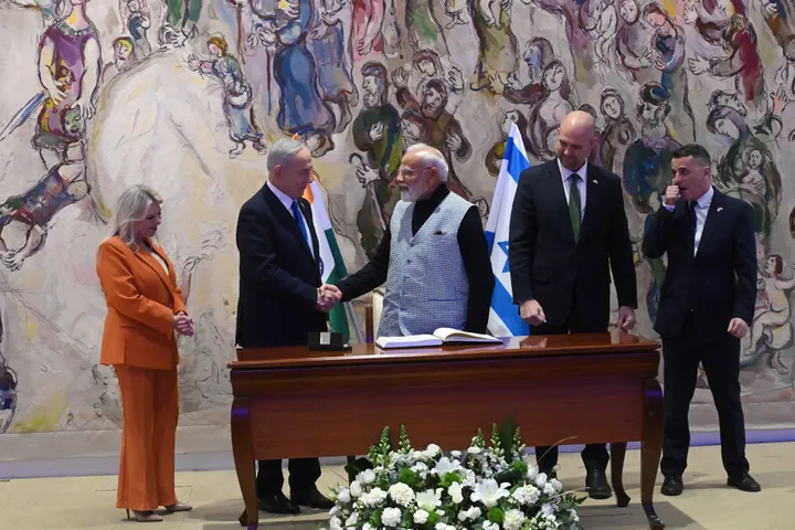 राहुल गांधी ने इजरायल यात्रा और अमेरिका के साथ व्यापार समझौते को लेकर मोदी पर निशाना साधा।