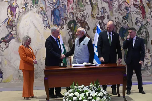 राहुल गांधी ने इजरायल यात्रा और अमेरिका के साथ व्यापार समझौते को लेकर मोदी पर निशाना साधा।