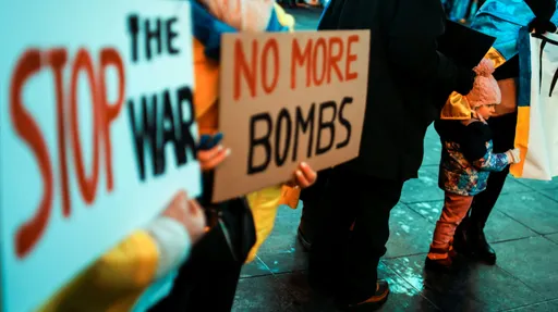 Demonstracja solidarności z Ukrainą i publiczne potępienie działań Rosji w czwartą rocznicę inwazji