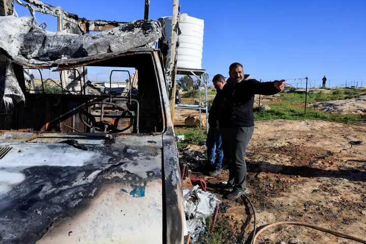 الضفة الغربية.. جيش الاحتلال يقتحم مخيم بلاطة في نابلس ومستوطنون يحرقون منازل جنوب الخليل