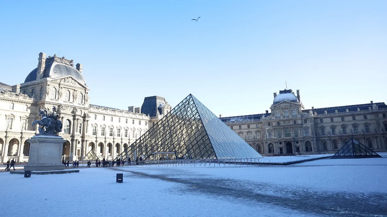 France: la présidente du Louvre remet sa démission après "le casse du siècle"
