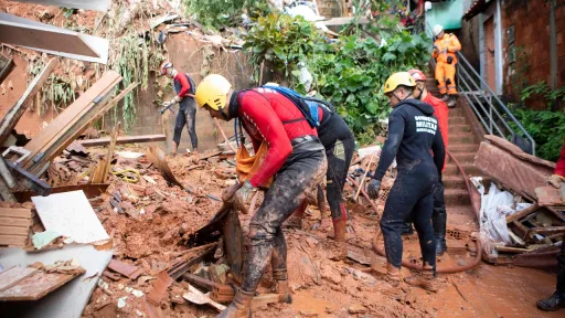 Várias pessoas morreram após fortes chuvas atingirem o sudeste do Brasil