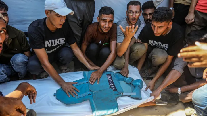 إسرائيل "استثناء بارز".. تقرير: مقتل 129 صحفياً في 2025 جعله العام الأكثر دموية بحقهم