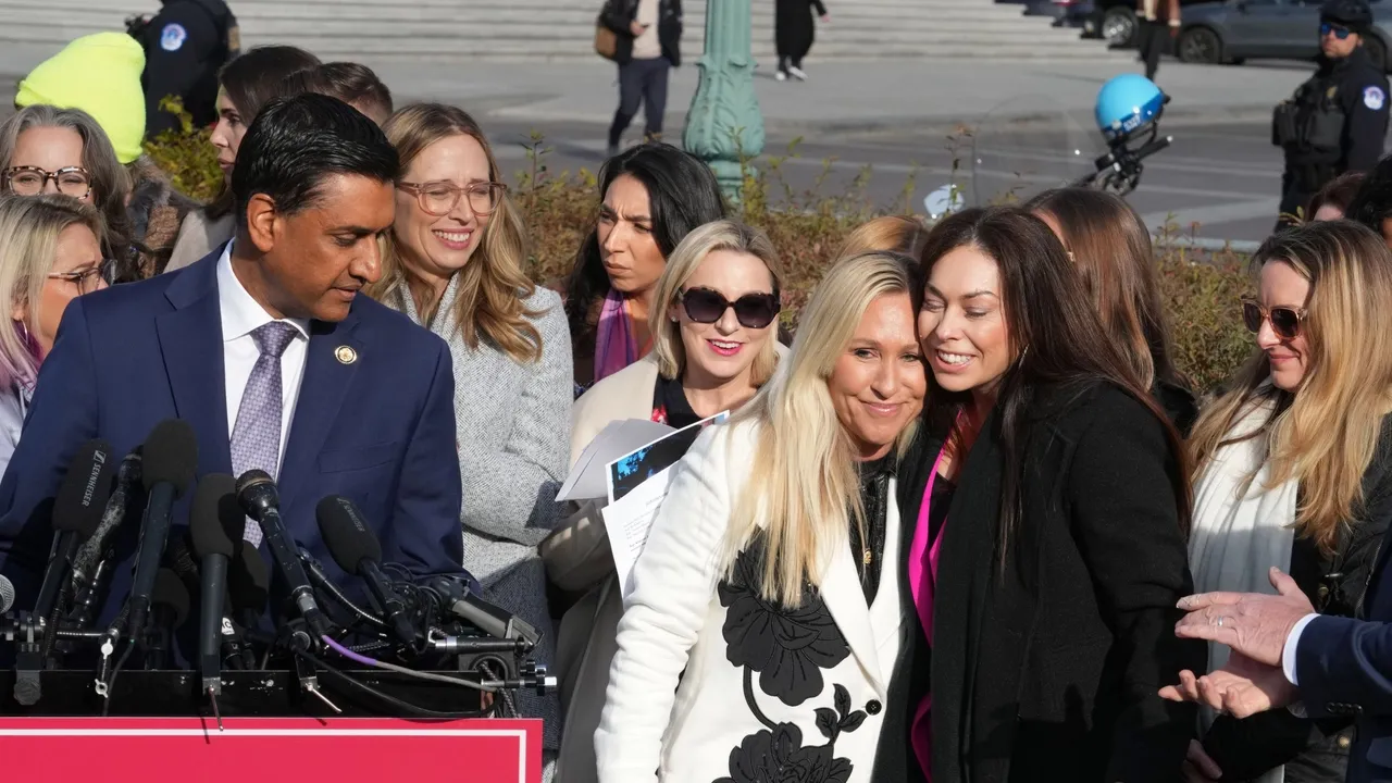 Democratas afirmam que o Departamento de Justiça 'estará a ocultar' arquivos de Epstein sobre Trump