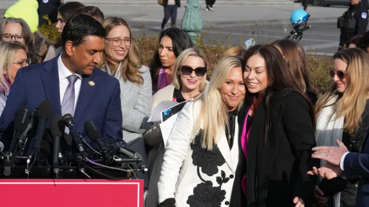 Demokratlar Tramp belän bäyle Êpşteyn dosyalarınıñ yäşerelüen alğa sörä