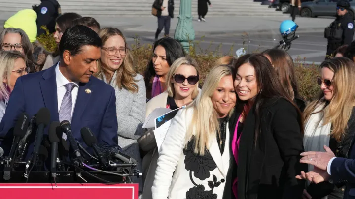 Democratas afirmam que o Departamento de Justiça 'estará a ocultar' arquivos de Epstein sobre Trump