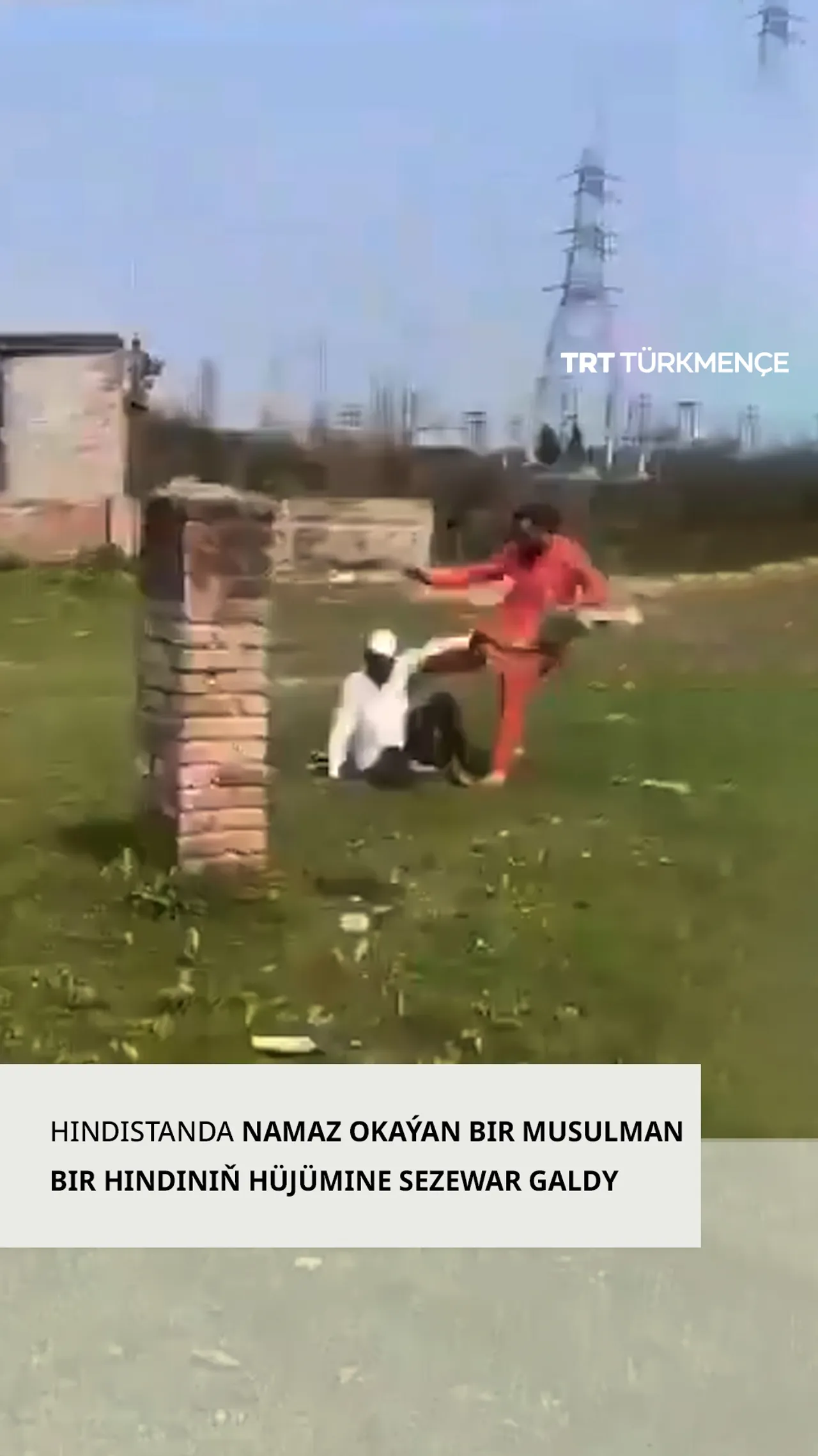 HINDISTANDA NAMAZ OKAÝAN BIR MUSULMAN BIR HINDINIŇ HÜJÜMINE SEZEWAR GALDY