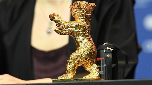 Qindra regjisor mbështesin drejtoreshën e Festivalit të Berlinit pas debatit për flamurin palestinez