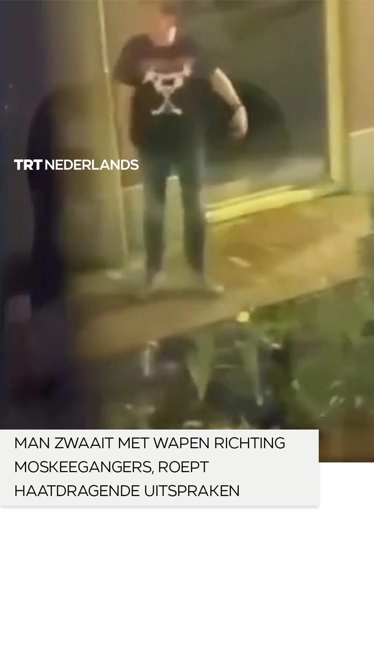 Een man zwaaide met een wapen richting moskeegangers, en riep haatdragende uitspraken tegen moslims