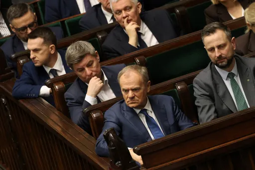 Brussel bezorgd nu conflict van Poolse regering en president SAFE-defensieprogramma in gevaar brengt