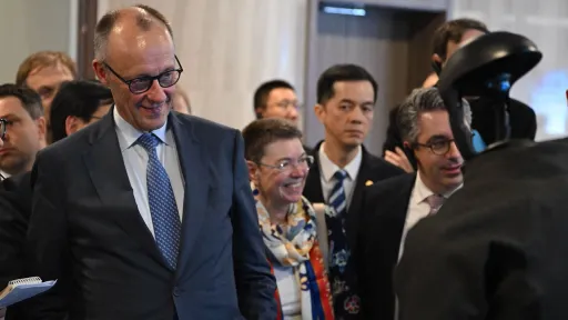 Германиянын канцлери Мерц бизнес келишимдери үчүн Кытайдын жасалма интеллект борборуна барды