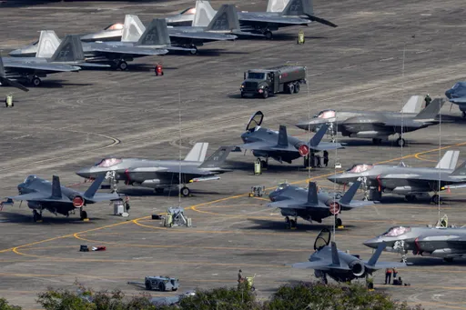 "11 مقاتلة F-22".. تعزيزات جوية وبحرية أمريكية تصل إسرائيل وسط تصاعد التوتر مع إيران