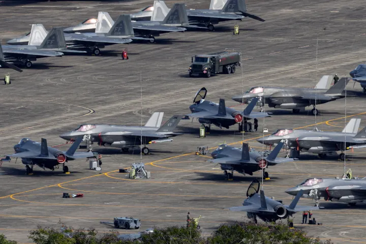 "11 مقاتلة F-22".. تعزيزات جوية وبحرية أمريكية تصل إسرائيل وسط تصاعد التوتر مع إيران