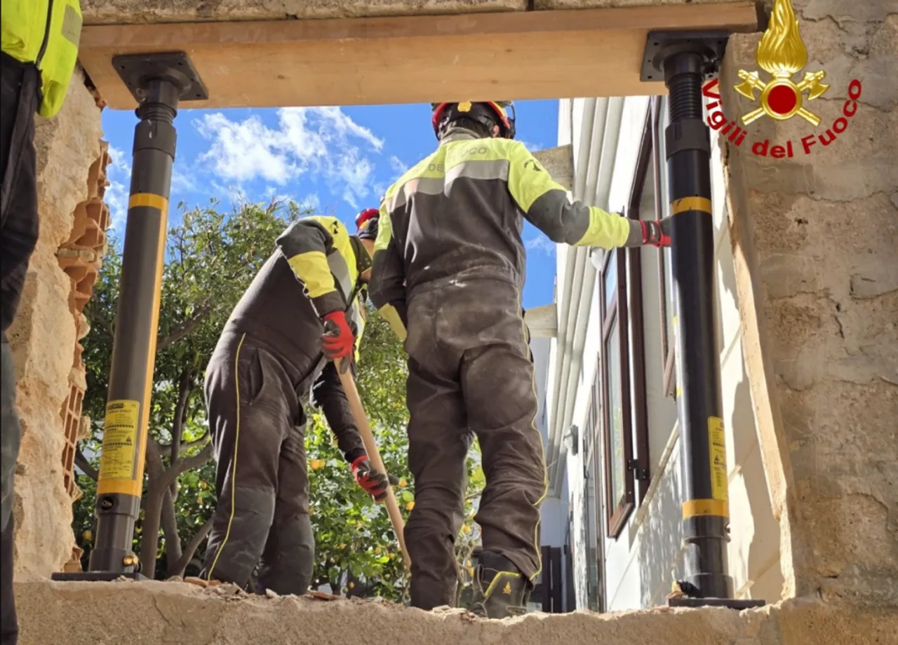 Vatrogasci na Siciliji spasili 400 rijetkih bibliotečkih knjiga iz provalije nakon klizišta