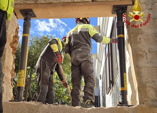 Vatrogasci na Siciliji spasili 400 rijetkih bibliotečkih knjiga iz provalije nakon klizišta