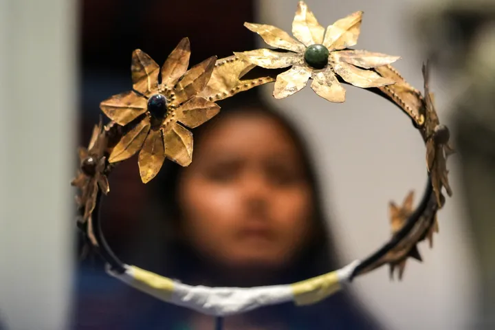 French lawmakers debate bill to return colonial-era looted art