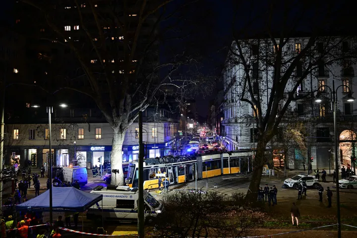 Tramvaj iskočio iz šina u centru Milana, poginule dvije osobe, desetine povrijeđenih
