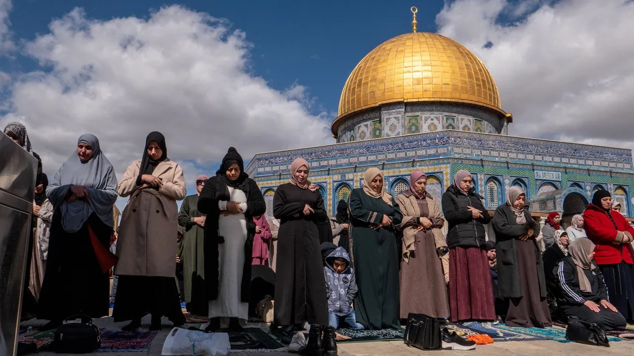 100 ألف فلسطيني يؤدون صلاة الجمعة الثانية من رمضان في الأقصى رغم قيود الاحتلال