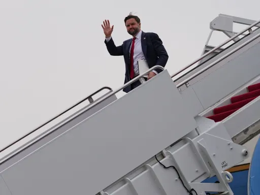 米イラン協議継続の中、ヴァンス副大統領が中東での長期戦を否定