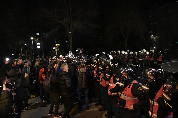 Sërish dhunë dhe përplasje në protestën antiqeveritare në Shqipëri