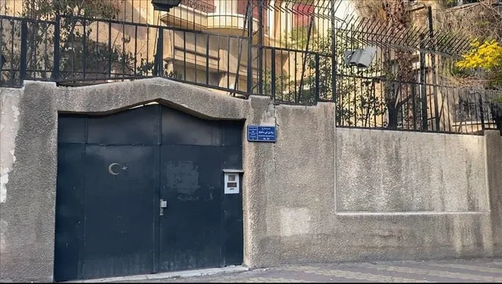 Türkiye u bën thirrje shtetasve të qëndrojnë në zona të sigurta pas sulmeve Izrael-ShBA