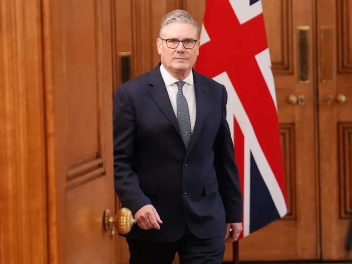 ארה"ב יכולה להשתמש בבסיסים בריטיים לתקיפות הגנתיות נגד טילים איראניים: סטארמר