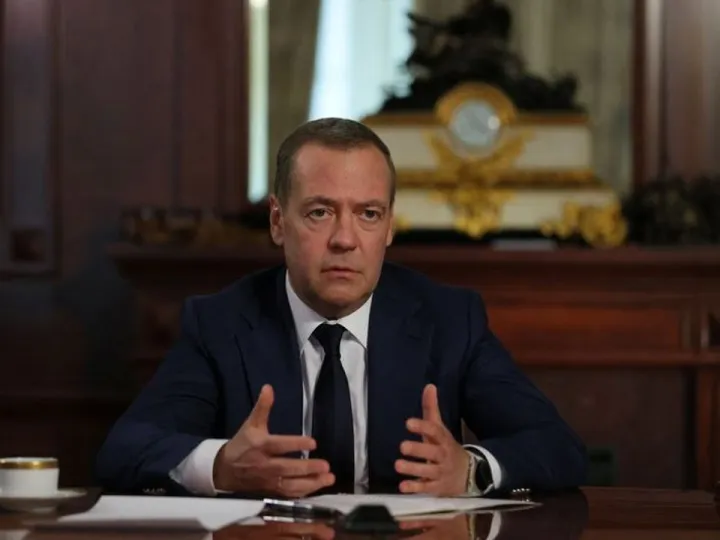 Negociações eram "apenas uma fachada", afirma Medvedev, enquanto os EUA e Israel atacam o Irão