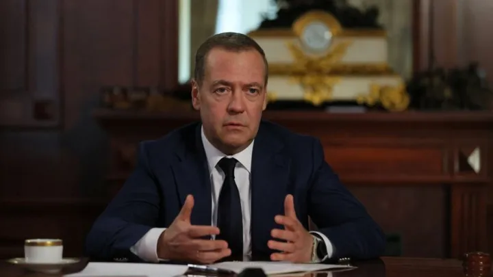 Negociações eram "apenas uma fachada", afirma Medvedev, enquanto os EUA e Israel atacam o Irão