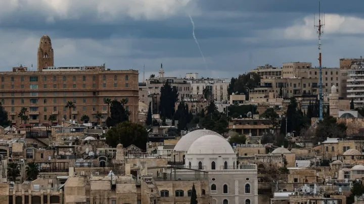 L’Iran lance des frappes de missiles contre Israël et des bases américaines dans le Golfe