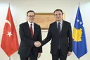 Kryeministri Kurti takoi Ambasadorin e Türkiyes në Kosovë, Angili