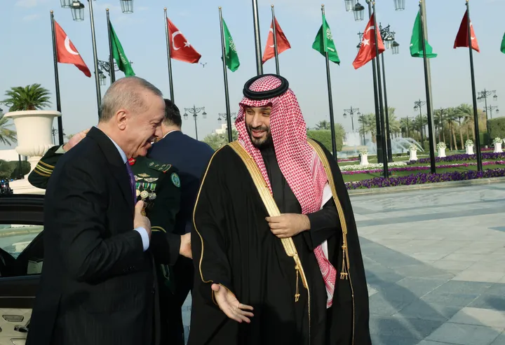 Erdogan arranca su gira regional reuniéndose con Mohammed bin Salman en Arabia Saudí