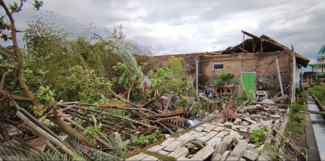 Angin puting beliung di Mojokerto rusak puluhan rumah warga