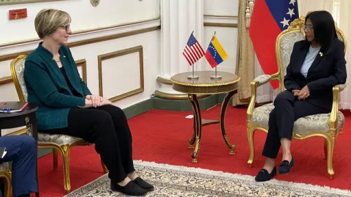 مباحثات أمريكية-فنزويلية حول المرحلة الانتقالية وسط مؤشرات على تحسن العلاقات بين واشنطن وكاراكاس