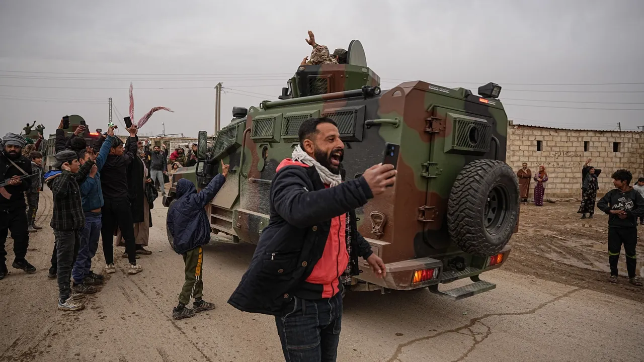 Grupo terrorista YPG detém 23 sírios que davam as boas-vindas às forças governamentais em Hasakah