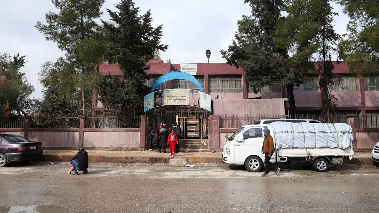 Forças de segurança sírias entram em Qamishli conforme acordo com o YPG