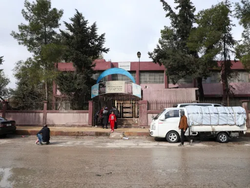 Forças de segurança sírias entram em Qamishli conforme acordo com o YPG