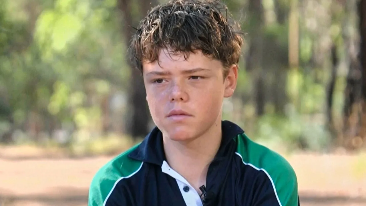 Menino australiano de 13 anos nada durante horas para resgatar a família