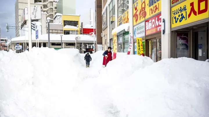 日本で大雪、死者30人に