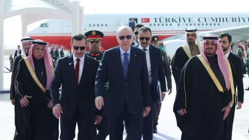 أردوغان يصل إلى السعودية في زيارة رسمية تبحث العلاقات الثنائية والقضايا الإقليمية والدولية