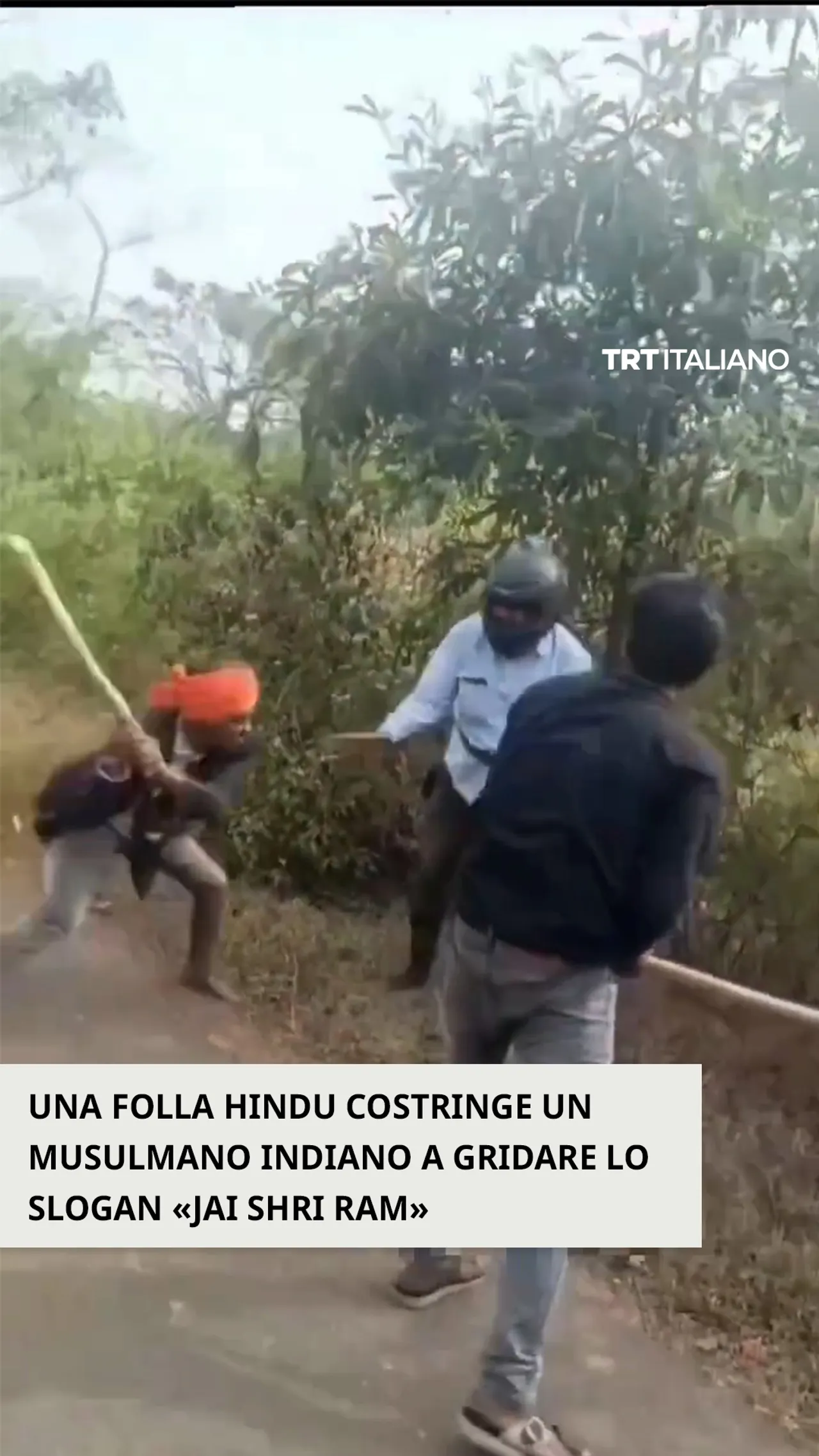 Un musulmano indiano costretto da una folla hindu a gridare “Jai Shri Ram”