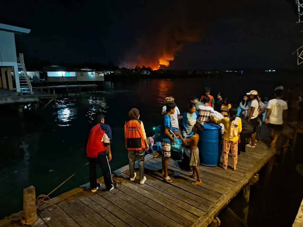 Hiljade ljudi evakuisano nakon što je veliki požar zahvatio ostrvo na jugu Filipina