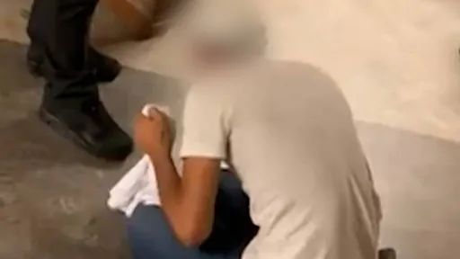 Beveiliger AZC dwingt inwoner om zijn schoen te kussen, in een viraal gaande maar oude video