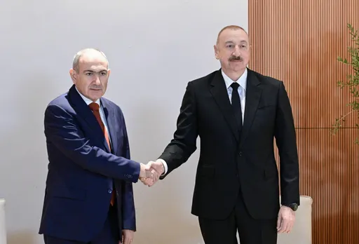 Aliyev dhe Pashinyan: Përparim në zbatimin e rezultateve të Samitit të Uashingtonit
